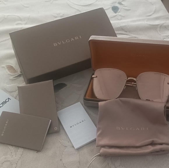 Authentic Bvlgari "On-Me" metal square sunglasses in Pink Gold - Picture 3 of 13